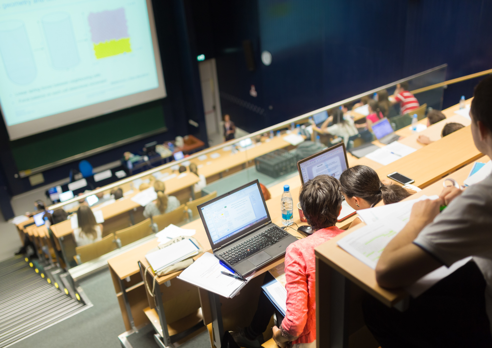 Vortragssaal mit Studierenden Copyright Kasto Canva ©Kasto CANVA