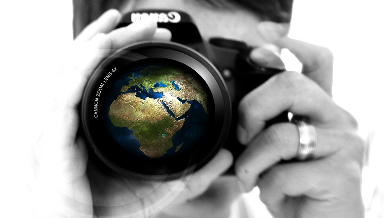 Fotoapparat mit dem Planeten Erde in der Linse ©Gerd Altmann auf Pixabay