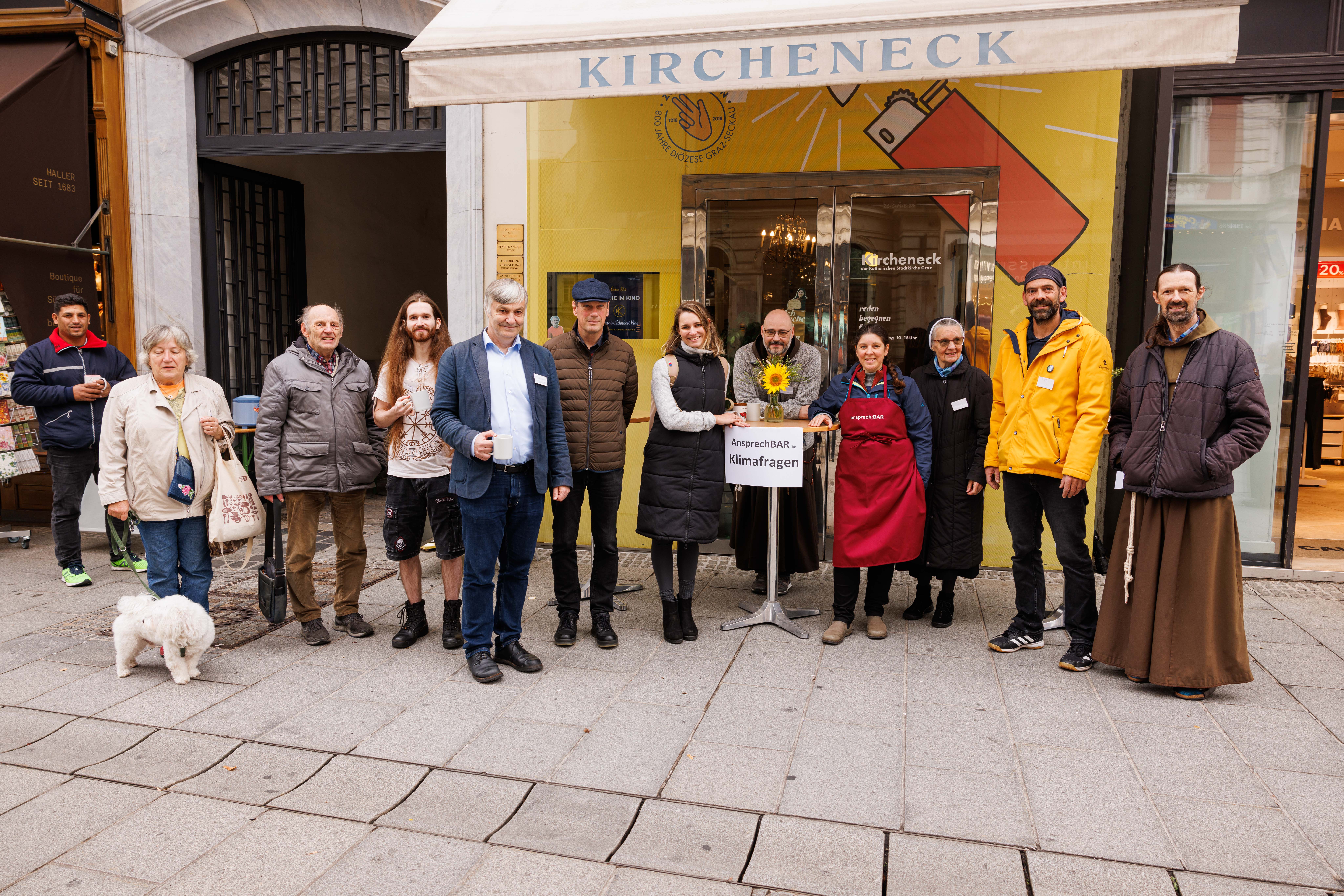 Von rechts nach links: P. Andreas Holl OFM, Lothar Heinrich, Sr. Magda Schmidt, Daniela Felber, Br. Nikodemus Glößl OFM, Resa Stelzer, Ewald Pristavec, Karl Steininger, Michael Wieser, Gäste der AnsprechBAR ©Sonntagsblatt/Gerd Neuhold