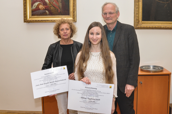 Ausgezeichnete Leistung: Ingeborg Jandl (mitte) bekam den Preis verliehen. Renate Hansen-Kokoruš und Dekan Lukas Meyer gratulierten 