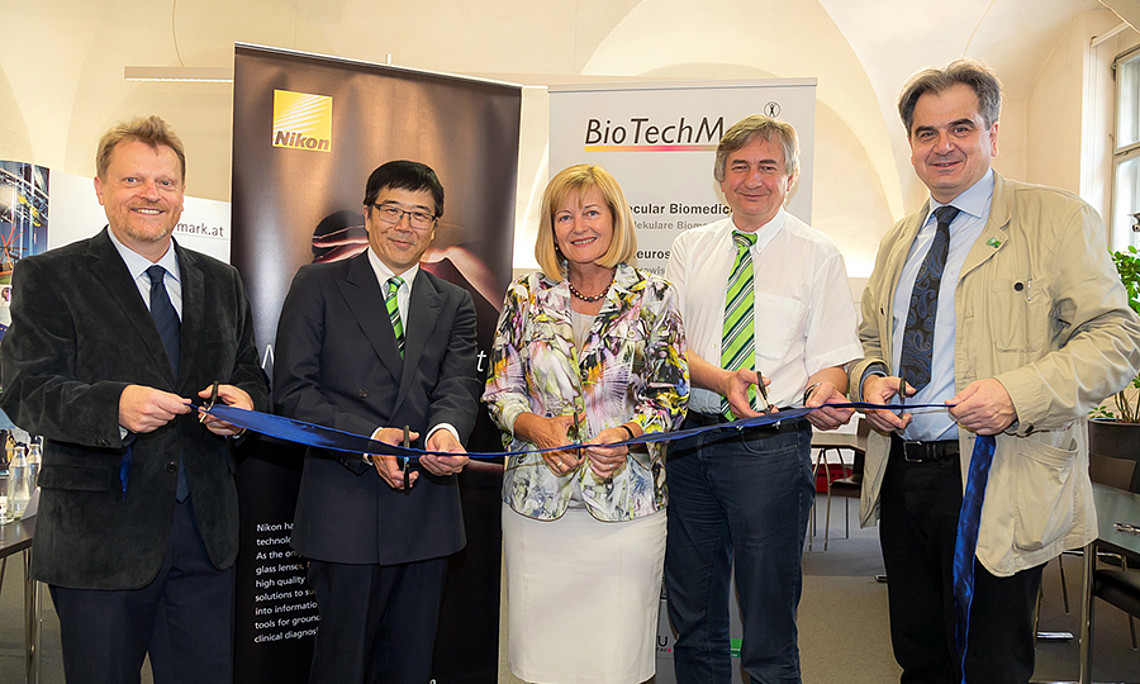 Eröffneten das neue NIKON Center im Rahmen von BioTechMed-Graz (v.l.): Sepp-Dieter Kohlwein (Uni Graz), Sumio Eimori (NIKON), Christa Neuper (Uni Graz), Josef Smolle (Med Uni Graz) und Wolfgang Graier (Med Uni Graz), Foto: BioTechMed-Graz/Wolf