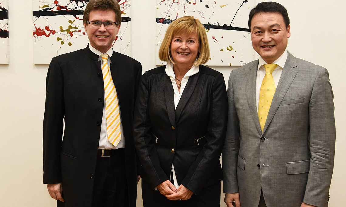 Feierliche Übergabe der Leitung des Konfuzius-Instituts an Dr. Wan Jie Chen durch Rektorin Christa Neuper und Vizerektor Martin Polaschek. Foto; Uni Graz/Tzivanopoulos
