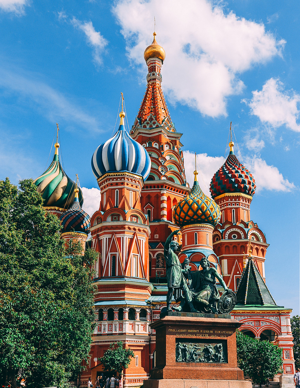 Fotografie der farbenfrohen Basilius-Kathedrale am Roten Platz in Moskau unter blauem Himmel.