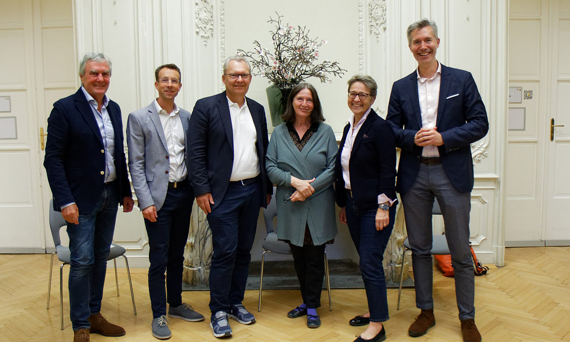 V.l.n.r.: Gerhard Draxler, Stephan Witzel, Klaus Poier, Elke Kahr, Anita Ziegerhofer und Markus Fallenböck , 