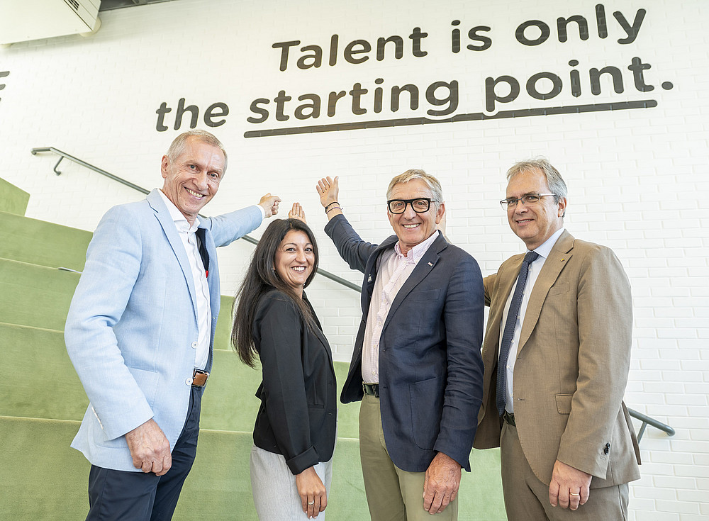 Vier Personen vor Schriftzug „Talent is only the starting point“ in Wien