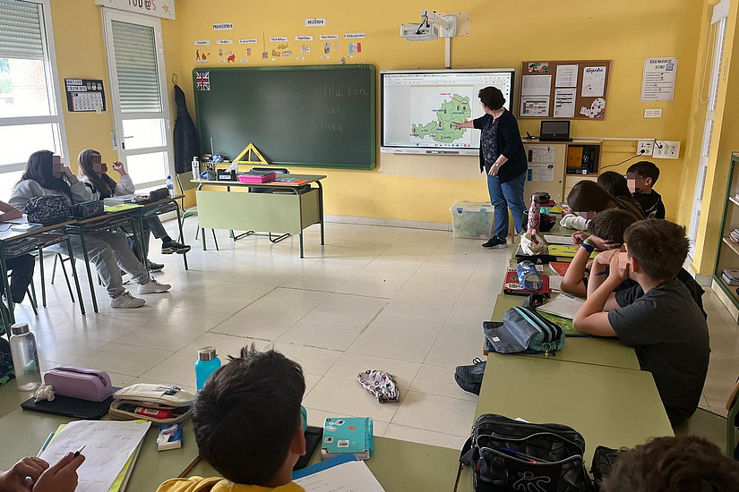 Ulla Fürstenberg showing the students a map of Austria 