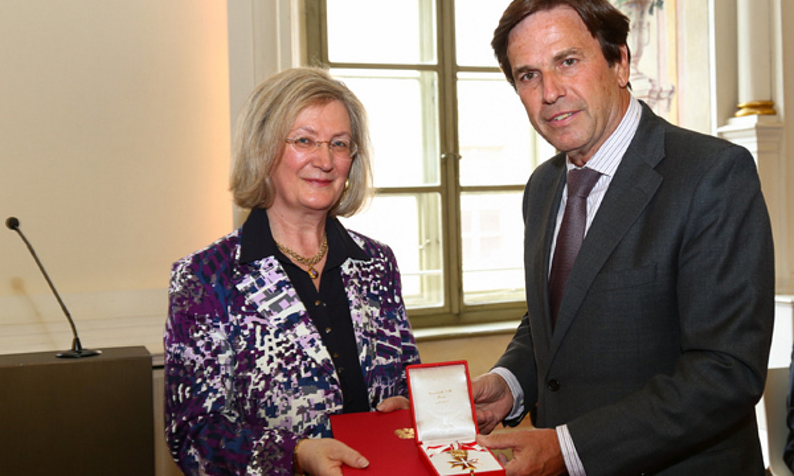 Landeshauptmann Franz Voves überreichte Anneliese Legat das Goldene Ehrenzeichen für Verdienste um die Republik Österreich. Foto: Land Steiermark/Foto Frankl.