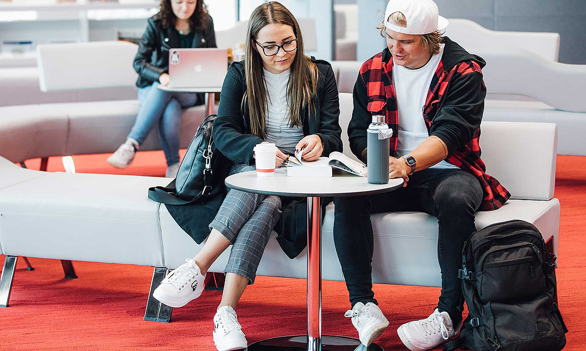Zwei Studierende