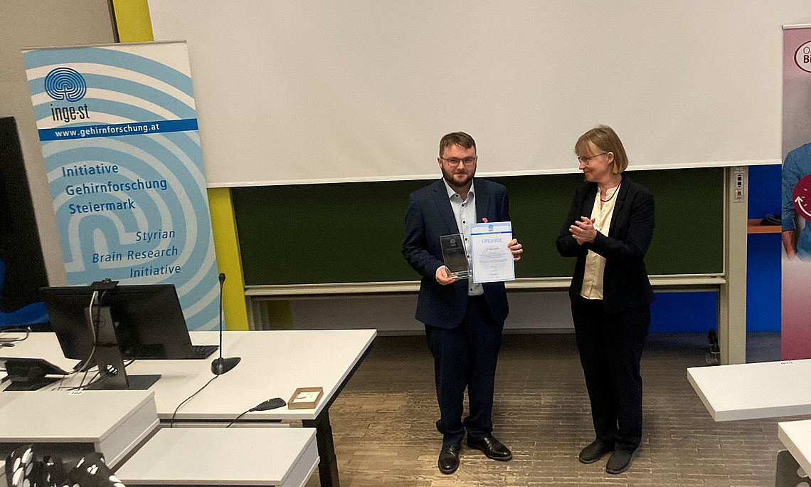 Adam bekommt den Preis