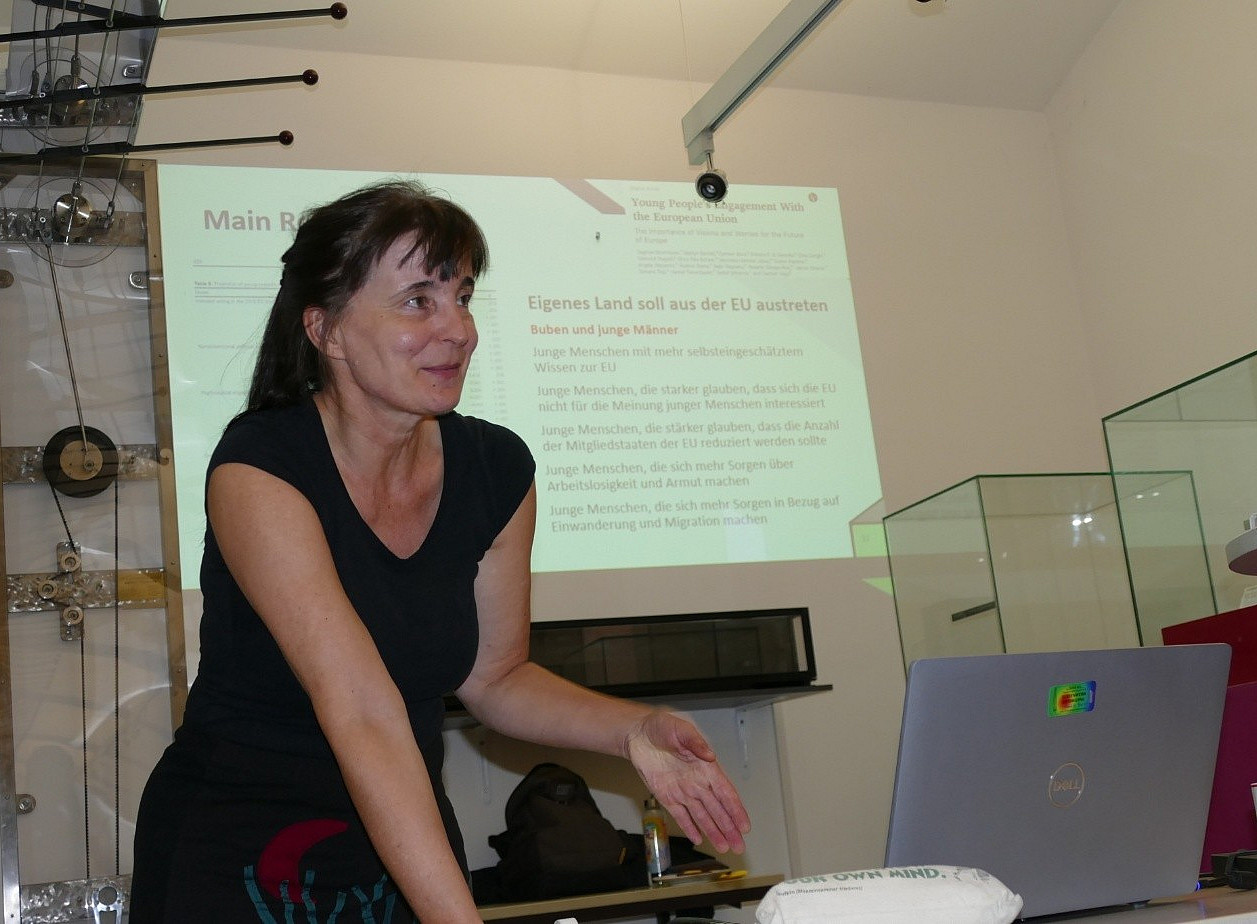 Dagmar Strohmeier bei ihrem Vortrag in den Universitätsmuseen ©Franz Stangl