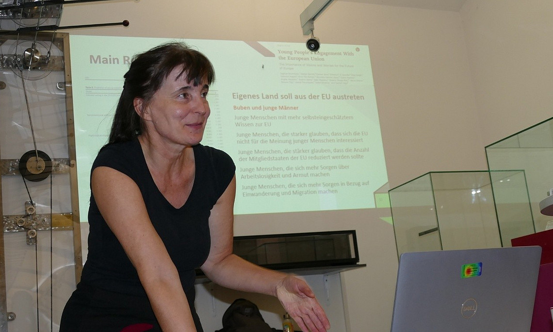 Dagmar Strohmeier bei ihrem Vortrag in den Universitätsmuseen