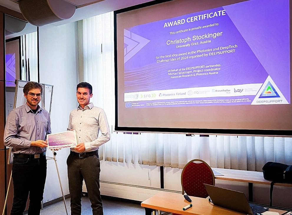 Michael Wurzinger (links, Photonics Austria) und Christoph Stockinger (rechts, Banzer-Gruppe, Universität Graz) bei der Preisverleihung in Budapest. Foto: Uni Graz / Banzer ©Uni Graz / Banzer