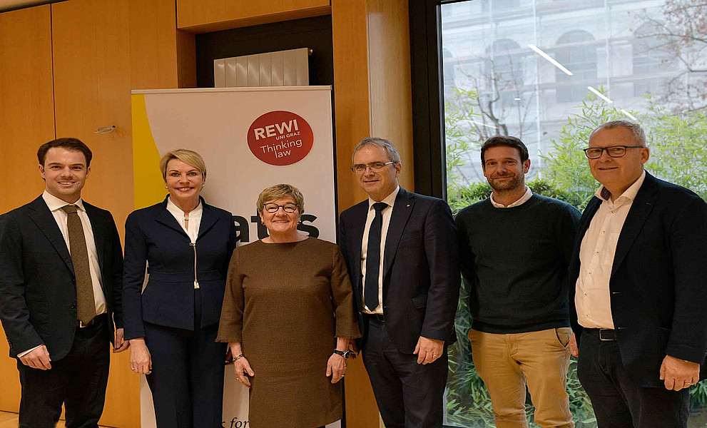 REWI im Gespräch (v. l.): Johannes Steiner vom Institut für Öffentliches Recht und Politikwissenschaft, Völkerrecht-Professorin Erika de Wet, Botschafterin Nina Vaskunlahti, Rektor Peter Riedler, Europarecht-Experte Paul Gragl und REWI-Studiendekan Klaus Poier. Foto: Uni Graz/Schweiger