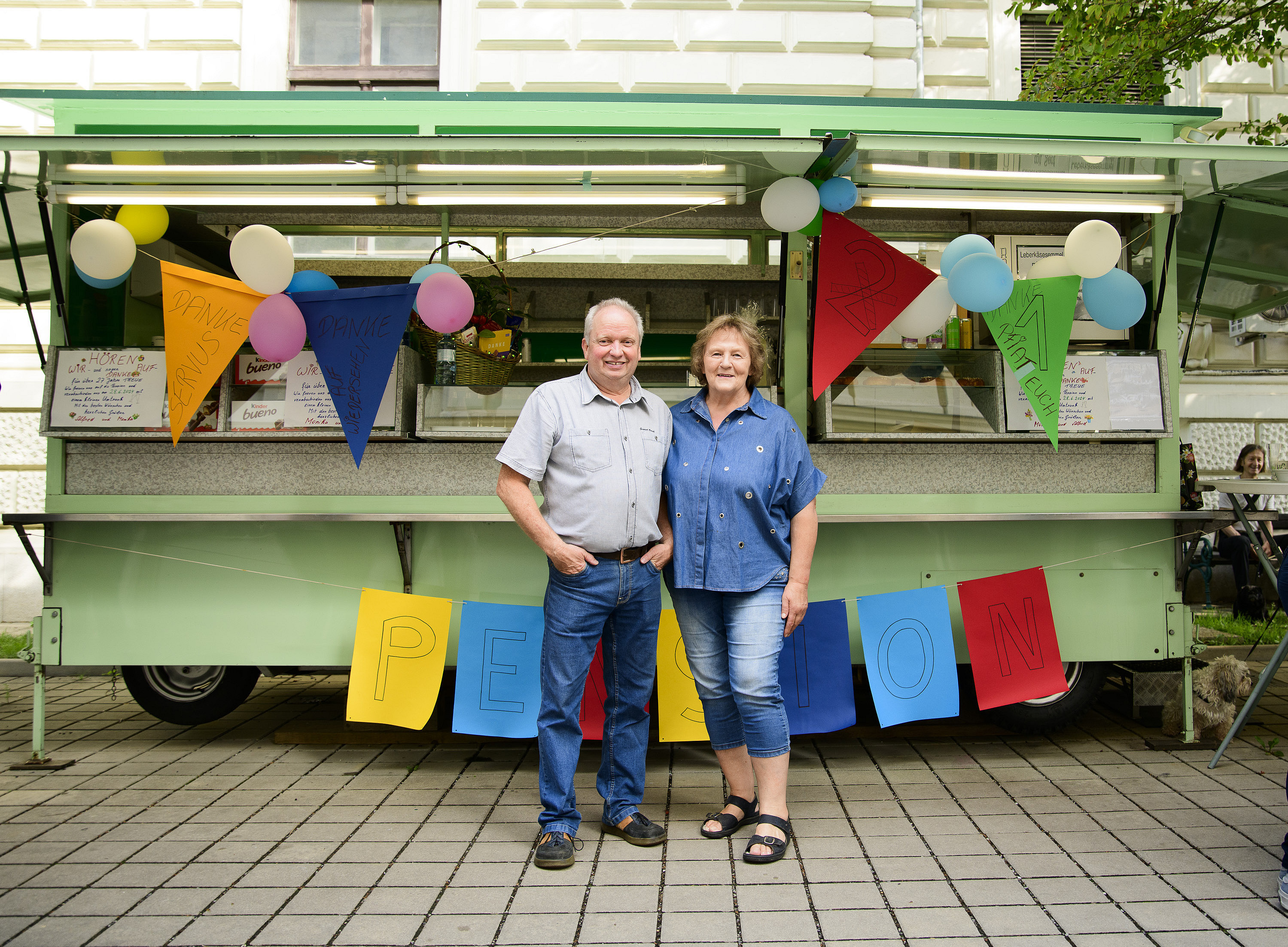 Zwei Personen stehen vor einem Imbissstand ©Uni Graz/Tzivanopoulos
