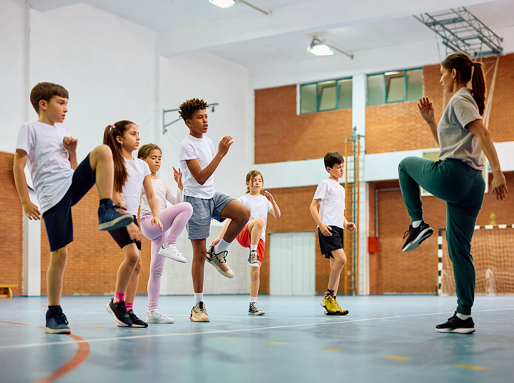 Kinder beim Sportunterricht ©stock.adobe.com/Drazen 