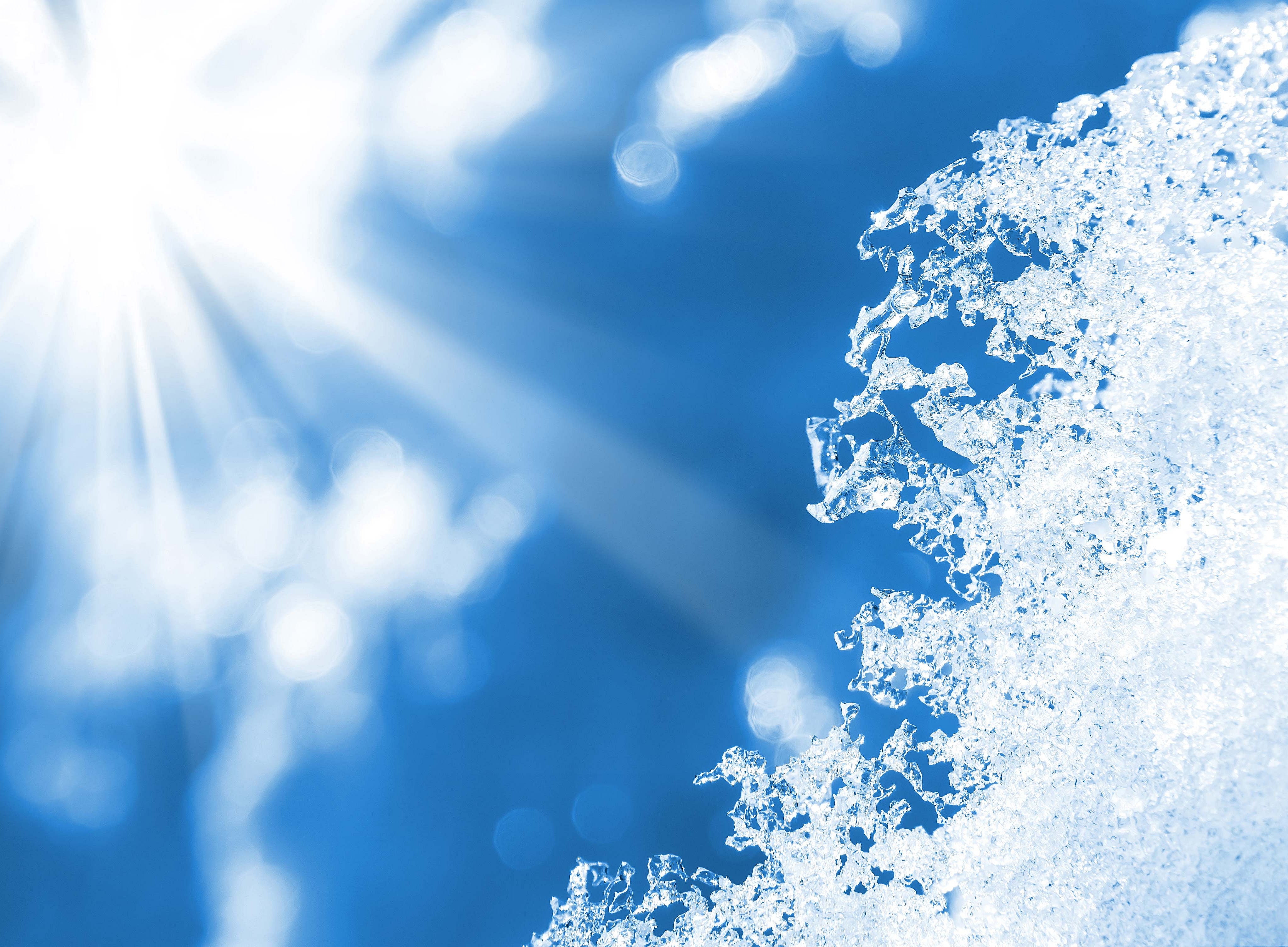 The sun is shining from a blue sky onto melting snow ©Leonid Ikan - stock.adobe.com