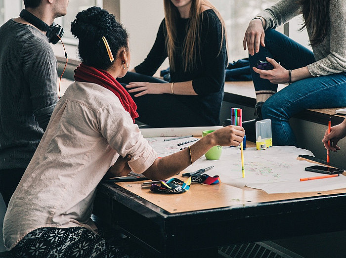 Young people working together around one table ©Pixabay Lizenz/StockSnap