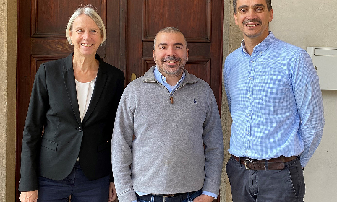 Prof. Ortlieb, Prof. Özgür Atilgan und Christian Hirt sind auf dem Bild zu sehen