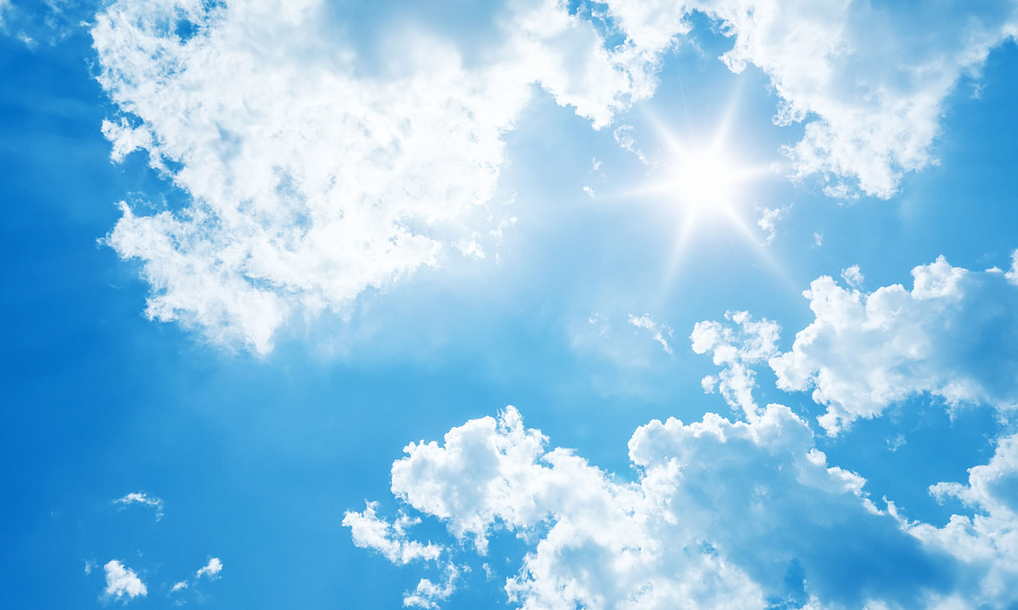 helle Sonne am Himmel mit Wolken