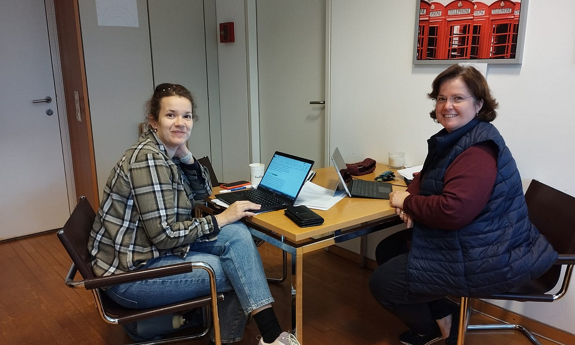 Prof. Dr. Judith Dombi und Dr. Ulla Fürstenberg beim Arbeiten. 