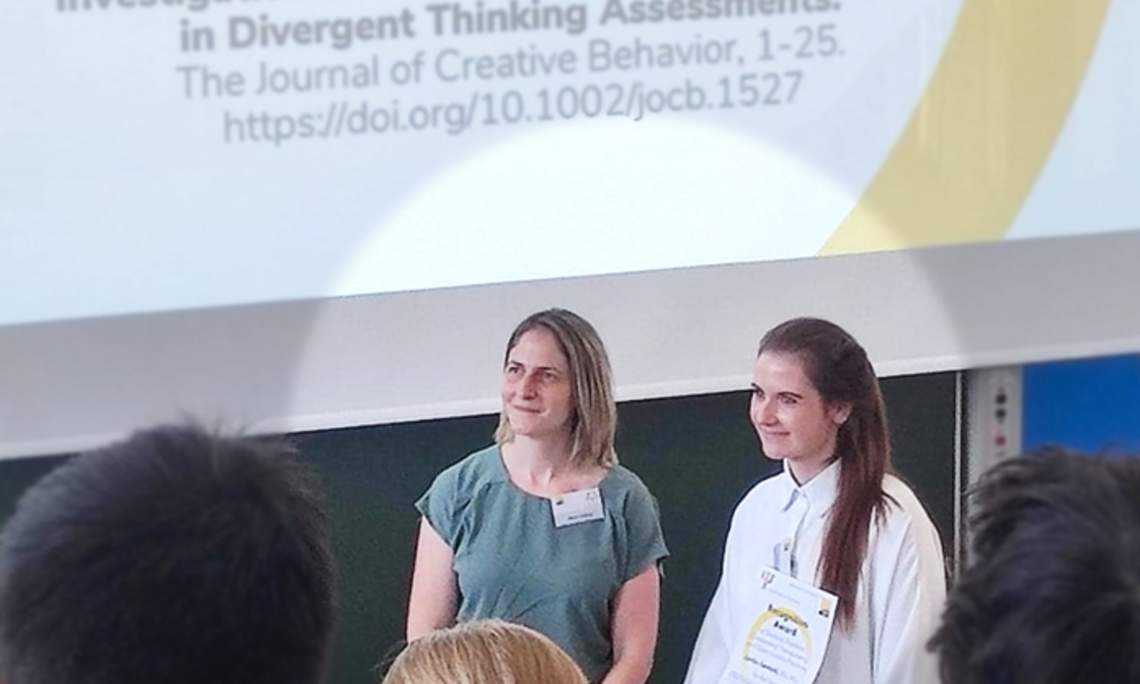 Preisverleihung durch PD Dr. Silvia Kober an Janika Saretzki MSc