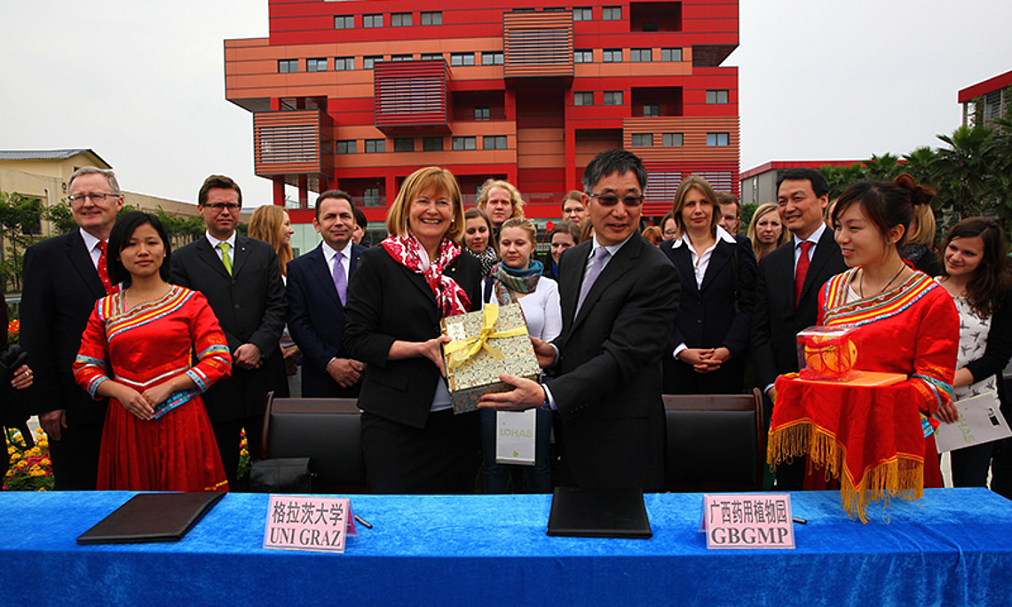Rektorin Christa Neuper und Prof. Miao Jianhua, Direktor des Botanischen Gartens Nanning, unterzeichneten ein Kooperationsabkommen und eröffneten das neue „Joint Laboratory“ (rotes Gebäude im Hintergrund)