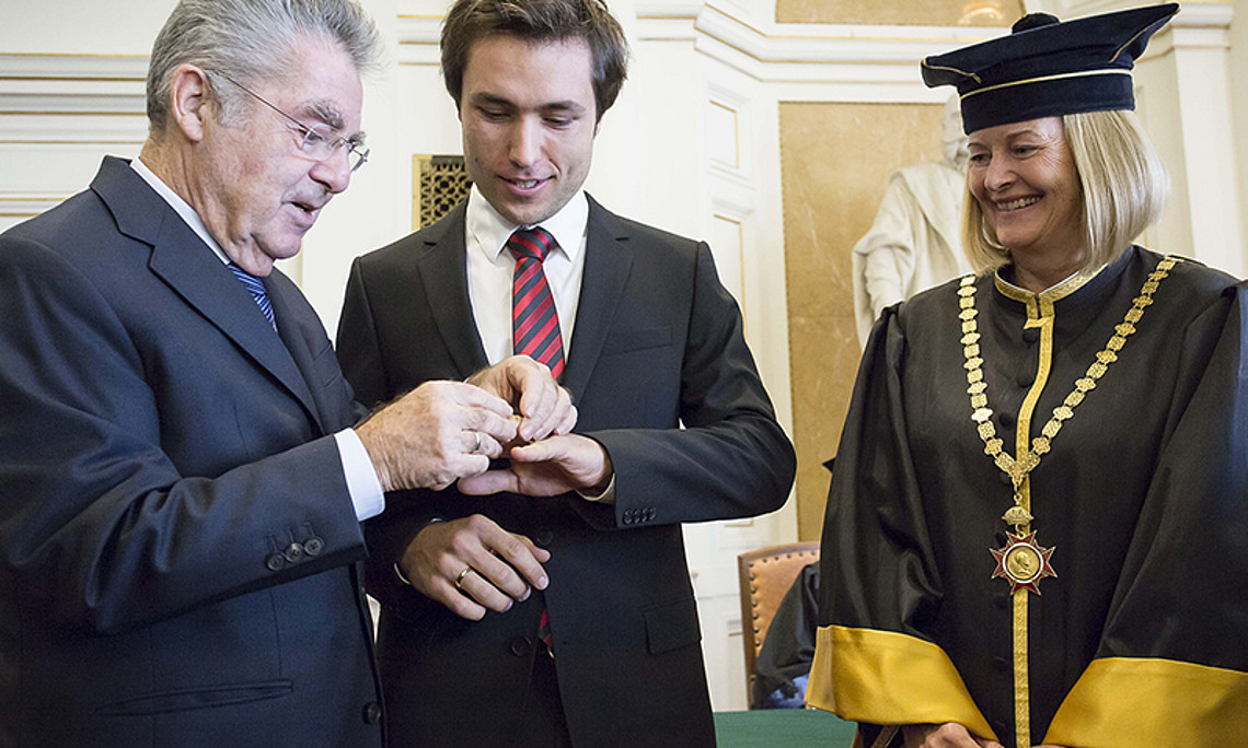 Ausgezeichnete Spitzenleistung: Bundespräsident Heinz Fischer, sub-auspiciis-Doktor Martin Holler und Rektorin Christa Neuper (v.l.) Fotos: Kanizaj