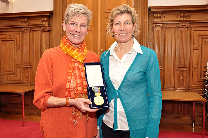 Olympiasiegerinnen Trixi Schuba (mit ihrer Medaille von Sapporo 1972) und Petra Kornberger