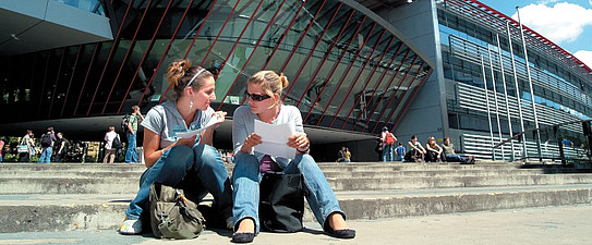 Studierende vor dem Resowi-Gebäude