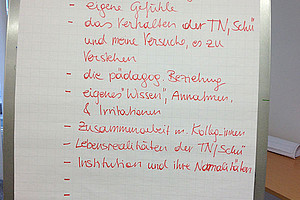 Studierende unterstützen Bildungsarbeit für Kinder und Erwachsene mit Fluchterfahrung und reflektierten ihre Erfahrungen in einem begleitenden Seminar. Foto: Khakpour/Ortner. 