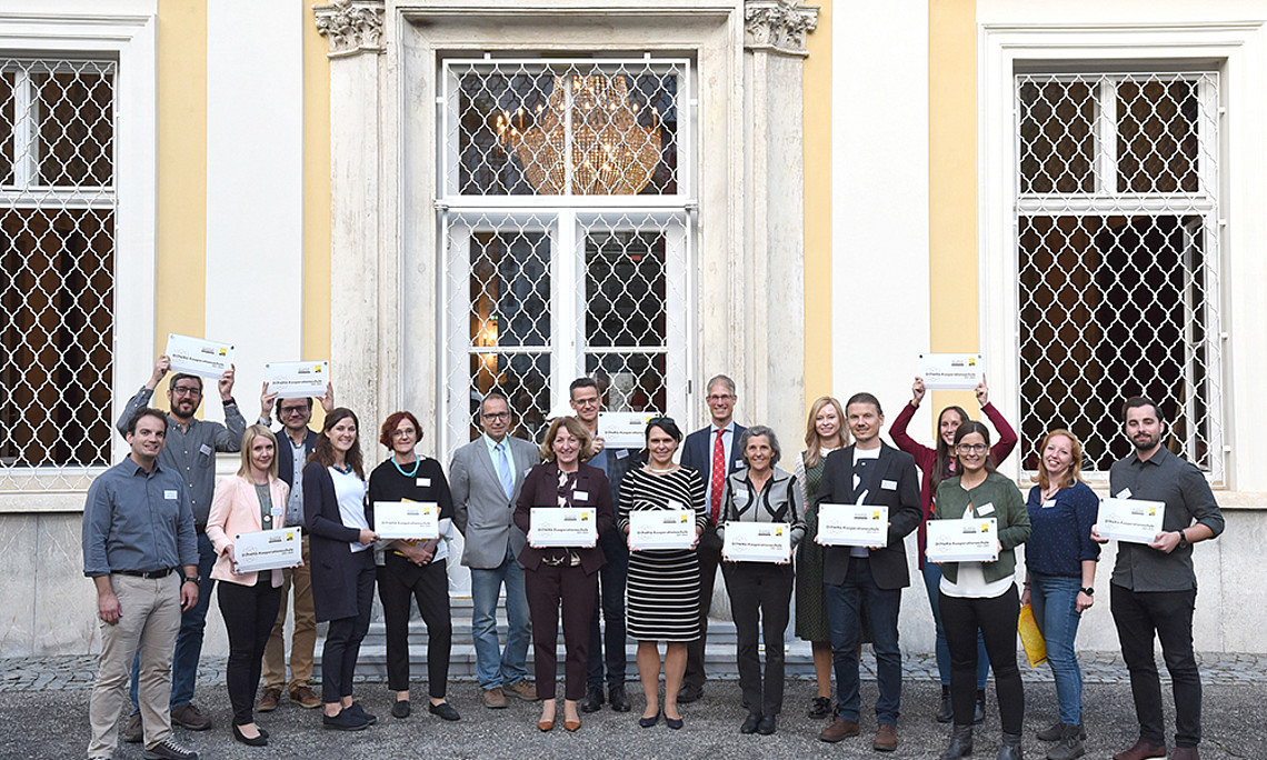 Schulterschluss von Uni Graz und zwölf steirischen Schulen. Am 1. Oktober erfolgte der Auftakt für die Kooperation in den Naturwissesnchaften und in Mathematik. Foto: Uni Graz/Schweiger 