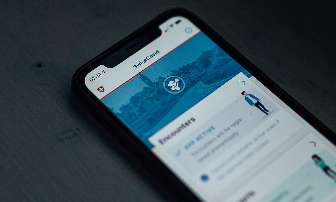 Smartphone mit COVID Contact-Tracing-Programm geöffnet