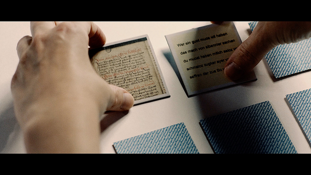 Memory Karten werden von einer Hand umgedreht. ©CC-BY