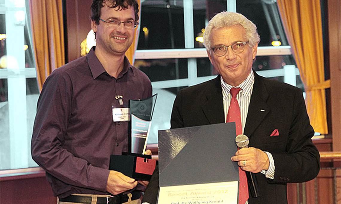 Wolfgang Kroutil (li.) bei der Preisverleihung mit Prof. Garabed Antranikian, Organsiator der Biocat-Konferenz und Präsident der Technischen Universität Hamburg-Harburg