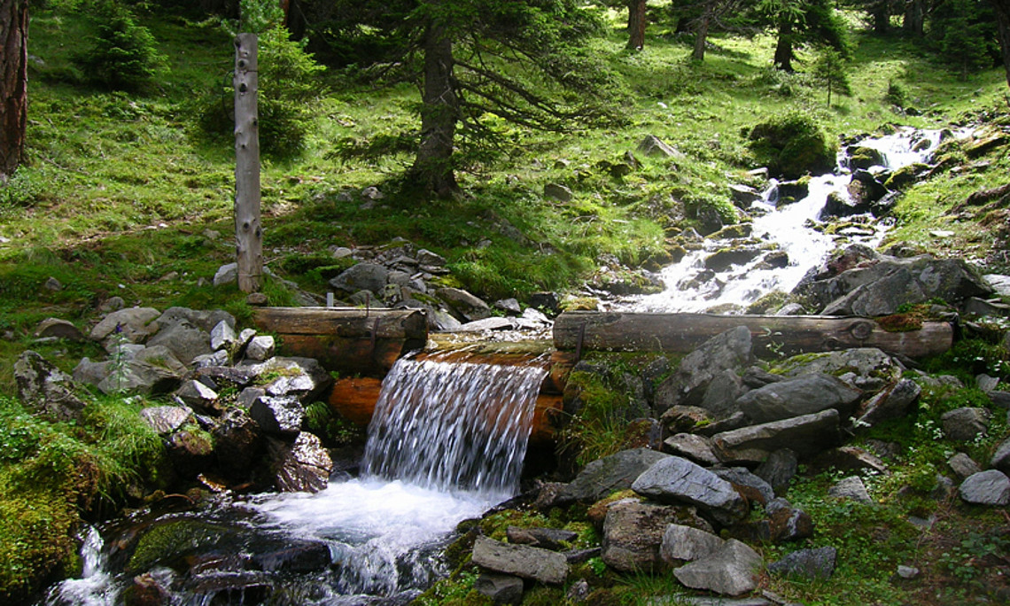 Alles fließt im Untergrund: Das Grundwasser sorgt dafür, dass Flüsse auch in langen Phasen ohne Regnen nicht austrocknen.