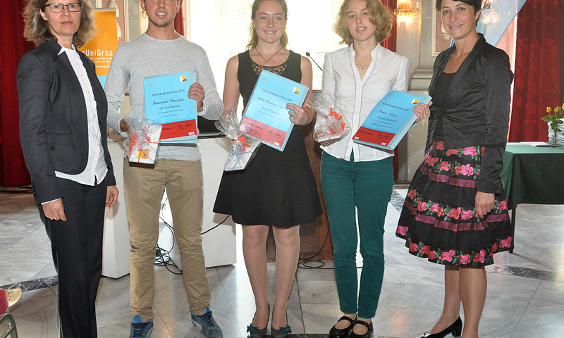 KinderUniGraz-Leiterin Jutta Fenk-Esterbauer, Bernhard Riedler, Lena Christina Krämer, Hanna Gsell und Bürgermeisterstellvertreterin Martina Schröck (v.l.).