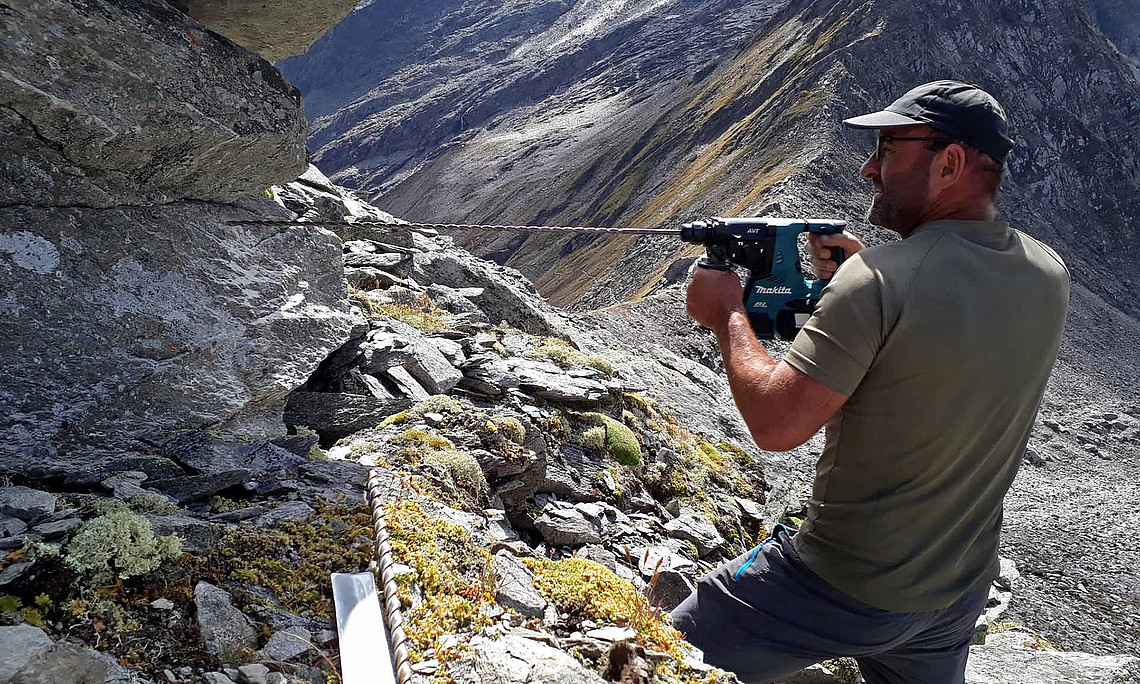 Andreas Kellerer-Pirklbauer bohrt im Gebirge einen Felsen an