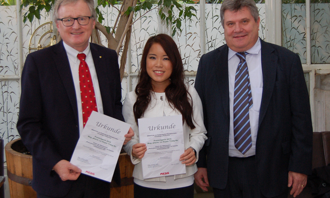 Freut sich über die Auszeichnung: Le Huyen Trang Ho (Mitte) mit Betreuer Rudolf Bauer (links) und dem Geschäftsführer von Meda Österreich, Mag. Güner Cseh. Foto: KK 