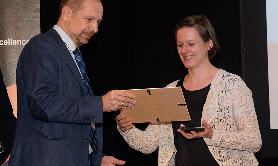 Julia Thalmann (r.) nimmt von Anatoly Petrukovich (Space Research Institute der Russischen Akademie der Wissenschaften) den Alexander-Chizhevsky-Preis entgegen. Foto: Solar-Terrestrial Centre of Excellence 