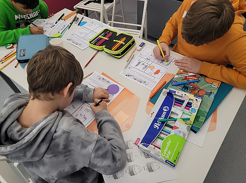 BioPhyCom - Schüler:innen beim Zeichnen 