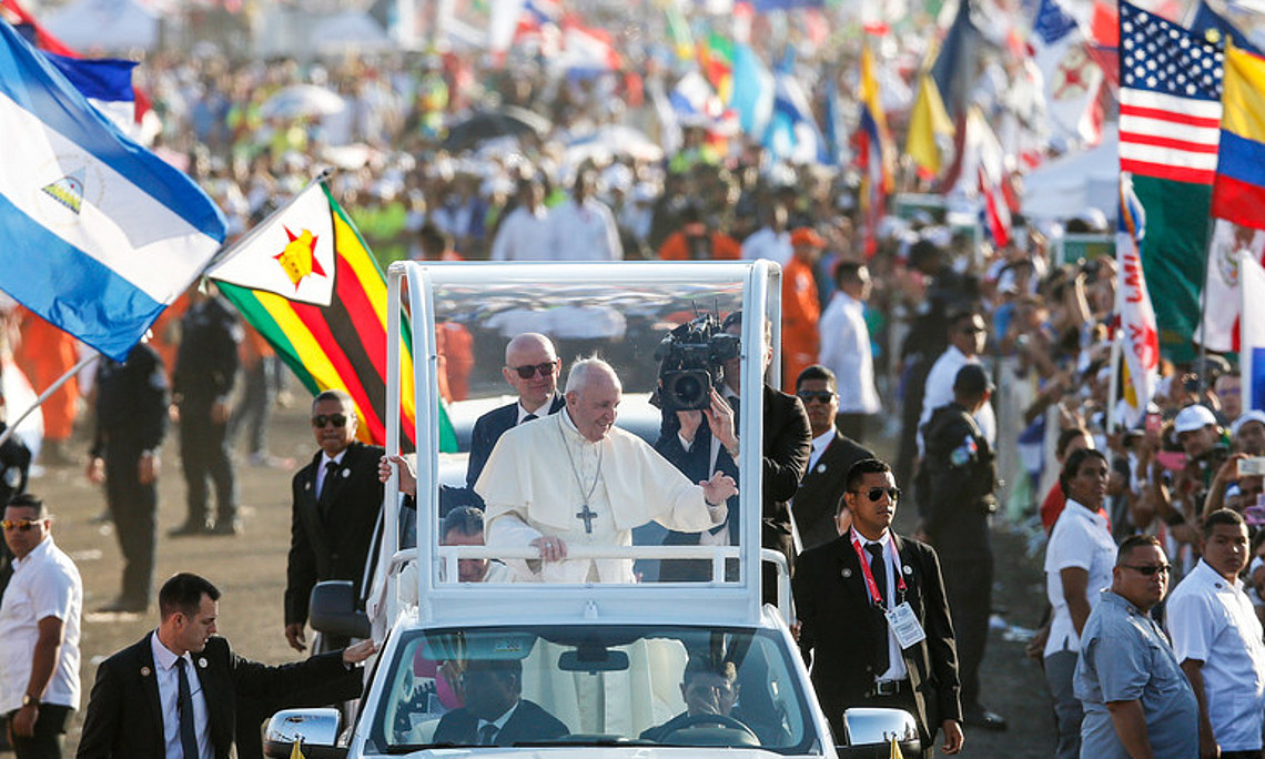 Papst Franziskus im Papamobil via KNA