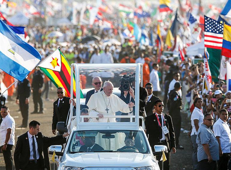 Papst Franziskus im Papamobil via KNA 