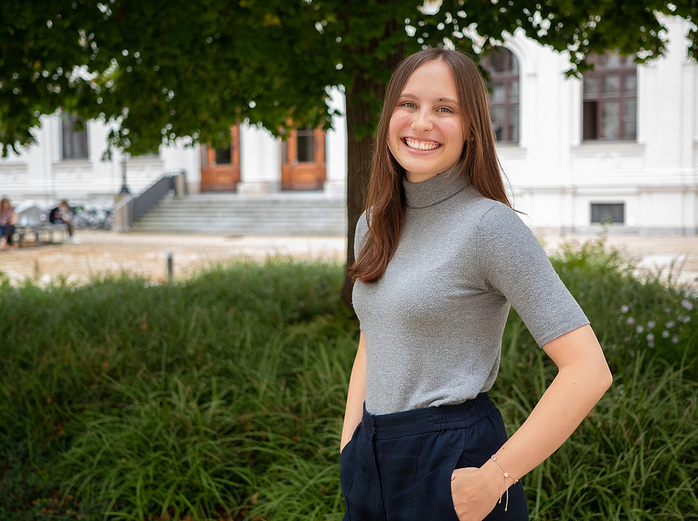 Johanna Suttnigg steht im Innenhof der Universität ©Uni Graz/Radlinger