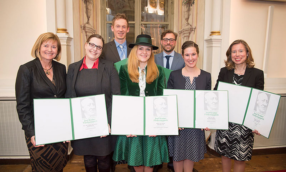 Rektorin Christa Neuper mit den Uni-Graz-PreisträgerInnen der Josef-Krainer-Preis 2016 Susanne Schwab, Andreas Konrad, Martina Rechbauer, Johannes Wally, Julia Haubenhofer und Edith Petschnigg (v.l.). Foto: Fischer. 