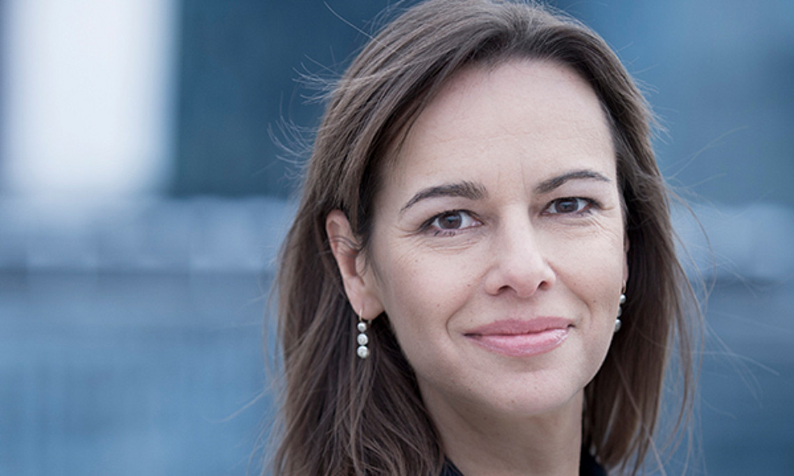 Zum Auftakt des neuen Studienjahres begrüßt Markus Steppan Familien- und Jugendministerin Sophie Karmasin im Politik Café. Foto: bmfj