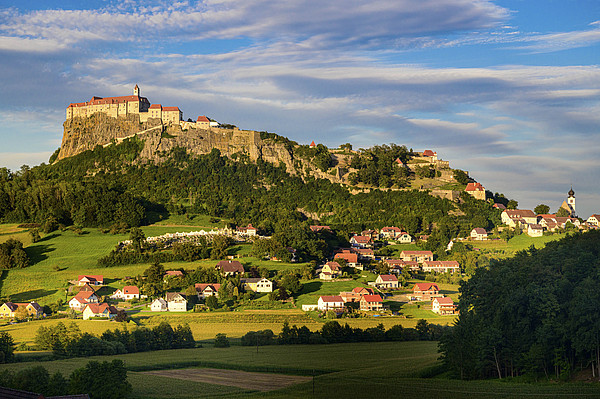 Fotografie der Riegersburg im Sonnenlicht