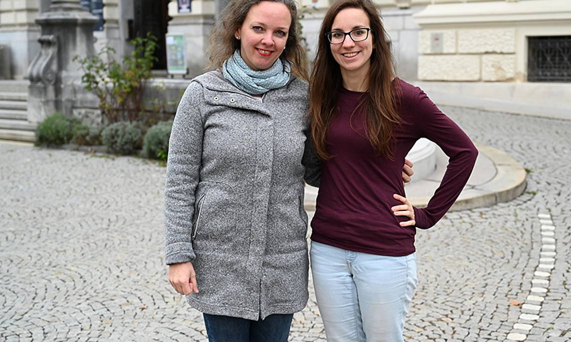 Anita Neudorfer und Stefanie Weissensteiner (v.l.) repräsentieren die Universität Graz im Arqus Students' Council. Foto: Uni Graz/Leljak. 