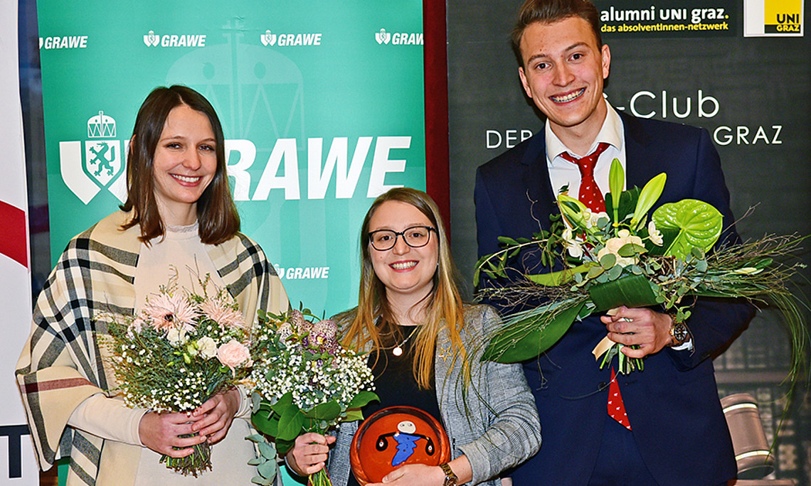 Die besten drei AbsolventInnen des Diplomstudiums der Rechtswissenschaften 2018/19 (v.l.): Christina Seewald (3.), Yvonne Kraudinger (1.) und Julian Stefan Schnur (2.). Foto: Uni Graz/Pichler
