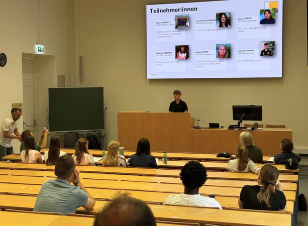 Lennox Wendler vom BRG Klusemann überzeugte die Jury mit seiner Rede „Der Wecker des Lebens“ und ging als Gewinner des Redewettbewerbs hervor. ©Uni Graz/Plattner