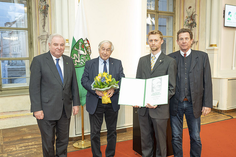 Auch Physiker Markus Huber (2.v.r.) erhielt einen Josef Krainer-Würdigungspreis, vergeben von LH Hermann Schützenhöfer, Gerald Schöpfer und Franz Krainer (v.l.). Foto: Land Steiermark/Fischer.